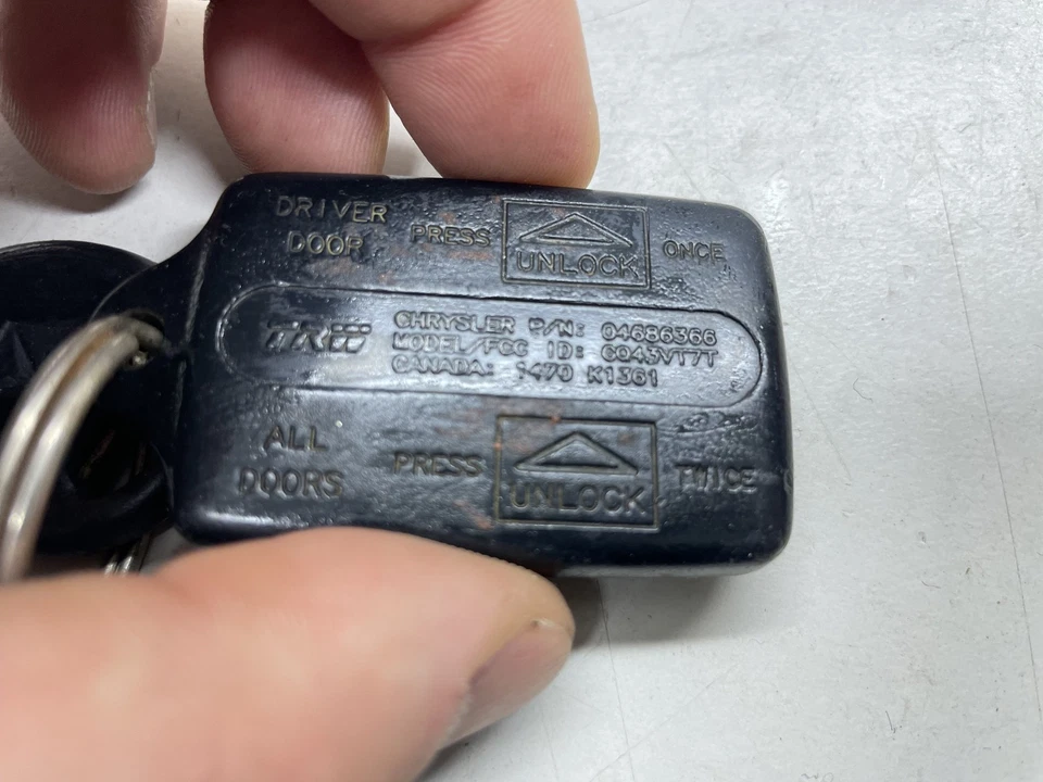 OEM Chrysler/Dodge/Plymouth/Jeep Entrada sin llave Mando a distancia Llavero Llave de encendido 04686366 Foto 3 de 3