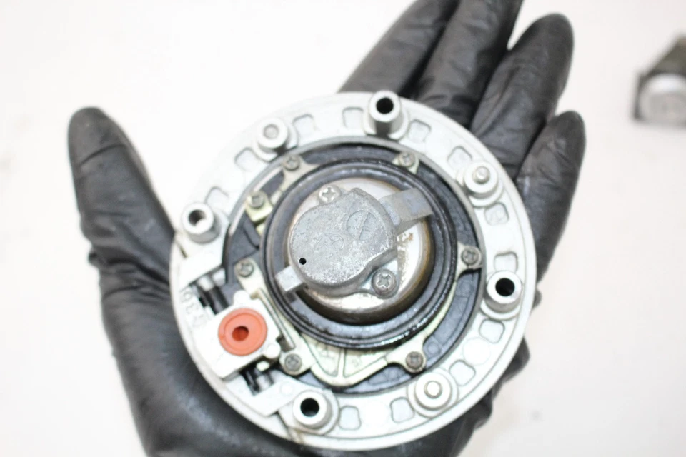 01-07 Suzuki Gsx1300R Hayabusa Busa trava de ignição tampa de gás conjunto de assento com chave - Imagem 3 de 4