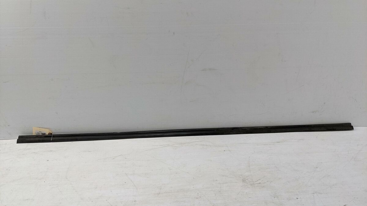 Front Right Door Lower Weatherstrip 2016 Nissan Murano 80838 Front Right Door Lower Weatherstrip 2016 Nissan Murano 80838