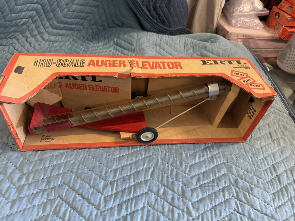 1/16 Carter Tru-Scale Rocket Auger Elevator With Box  - Image 2 of 4