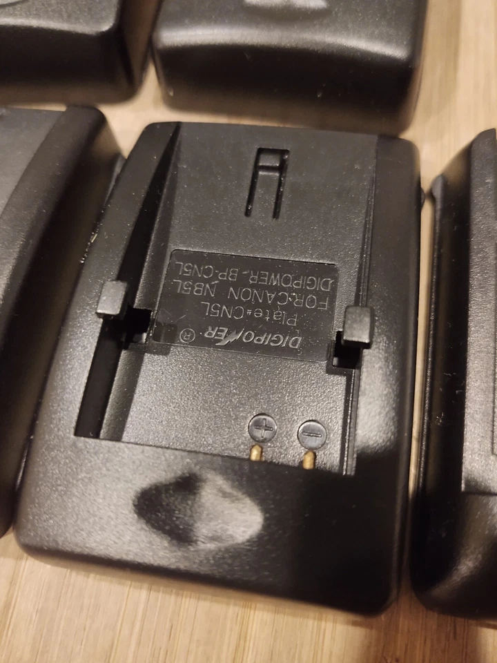 Accesorio de cargador de viaje Digipower TC-500O para baterías de cámara digital Olympus Foto 3 de 4