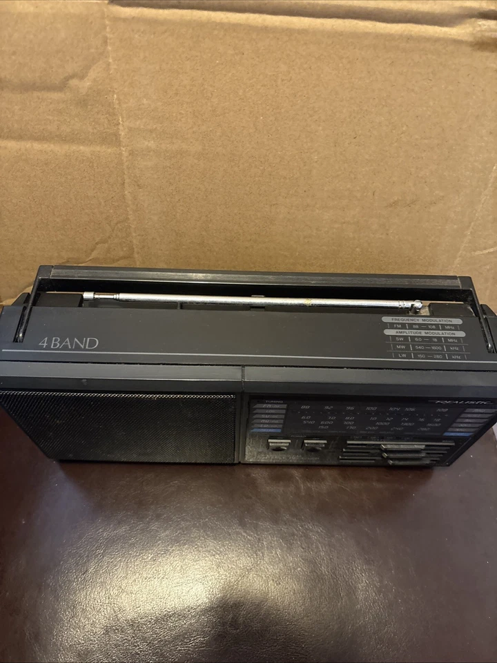 Realistic Tandy 4 Band LW/MW/SW/FM Portable Radio Receiver Please Read - Image 4 of 4
