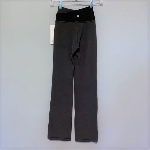 NEW Lululemon Throwback Astro Pant HR 32 NEW Lululemon Throwback Astro Pant HR 32