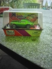 Neu und OVP Auto World '71 Racing Camaro Metallic Grün