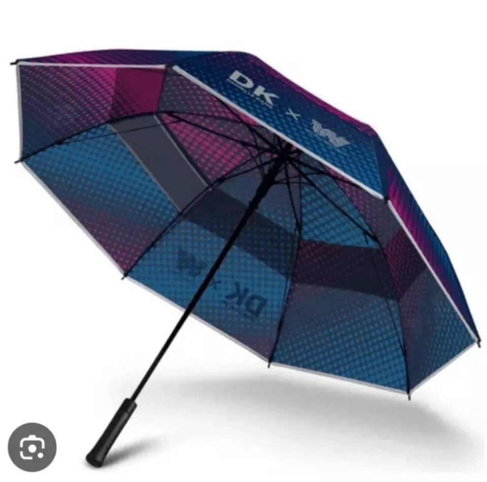 "Paraguas de golf Weatherman x DK Danielle Kang Signature 68"" diseño de punto azul grande" Foto 2 de 4