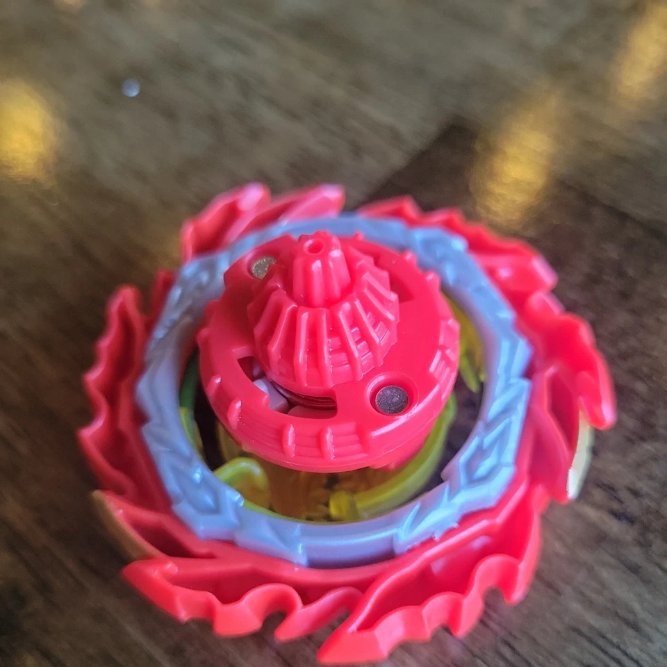 Hasbro Beyblade Burst красный четырехприводный магматический ифритор I7 - Изображение 2 из 2