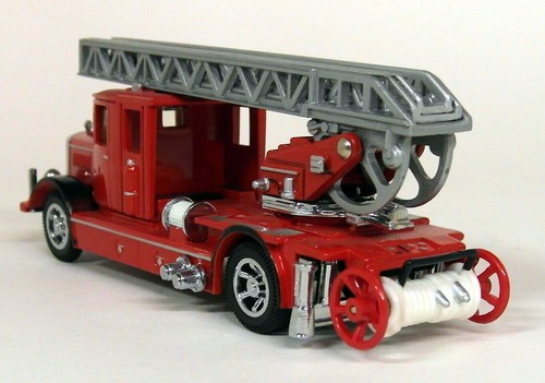 Matchbox Yesteryear - YFE05 1932 Mercedes Benz Ladder Diecast model Fire Truck - Picture 3 of 3