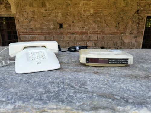 Set of vintage Iskra digital phone and Boss radio alarm clock, pure white  - Afbeelding 1 van 10