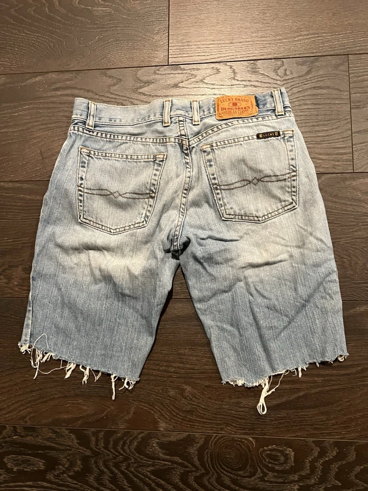 Bermuda jeans feminina Lucky Brand desgastada bainha crua tamanho 6/28 - Imagem 3 de 4