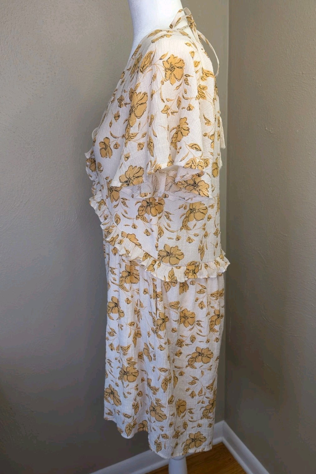 Baevely Mustard Floral Romper  Size  Large V-Neck Fully Lined Short Sleeve 