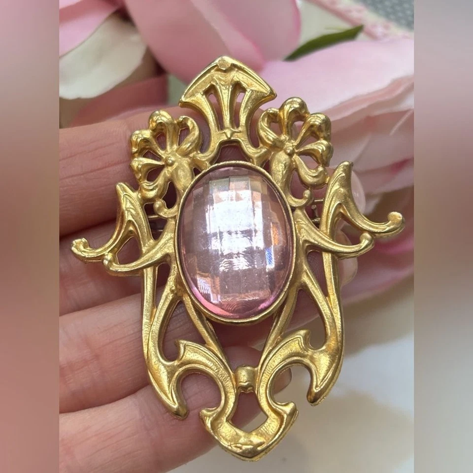 Precioso broche dorado ornamentado con piedra rosa grande, vintage