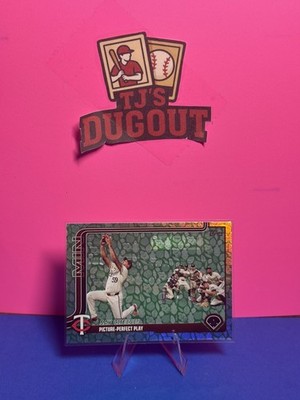 MINNESOTA TWINS 2025 Topps Easter Green Leaf Foil Egg SAY CHEESE #81 Team Pic
