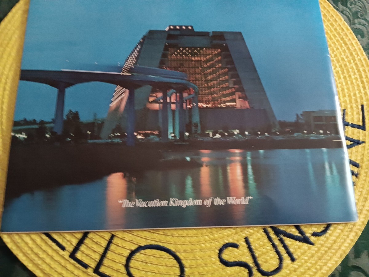 Vintage 1977 WALT DISNEY WORLD A Pictorial Souvenir Booklet