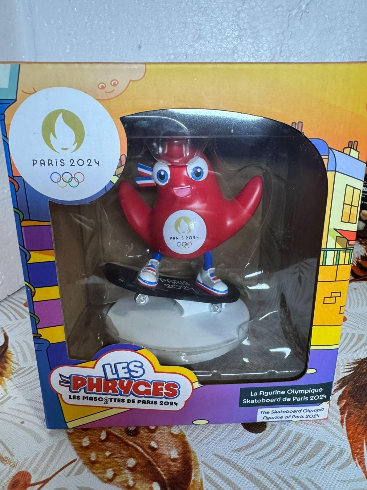 Coffret cadeau figurines mascottes JO Paris 2024 collection sport surf et judo pour collectionneur