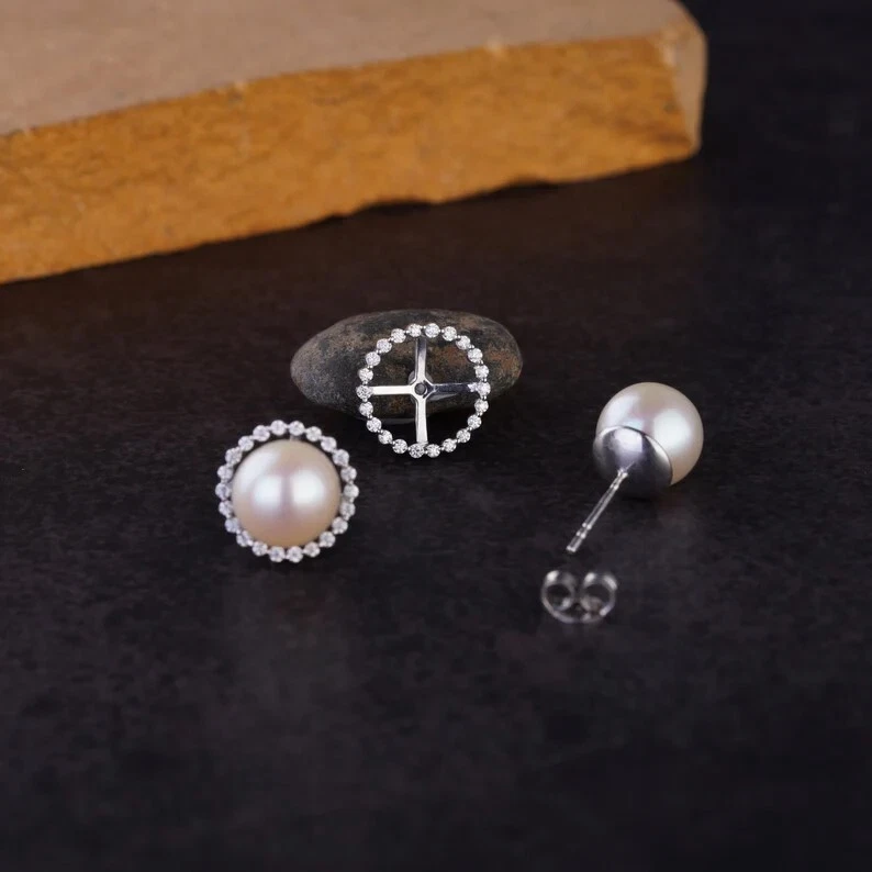 Aretes con halo de diamantes y perlas doradas de corte redondo de 4,25 quilates acabado en oro blanco de 14 quilates Foto 2 de 4