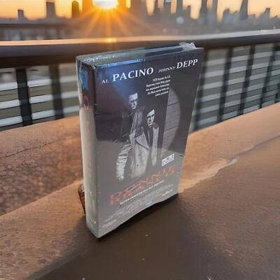 Donnie Brasco | Johnny Depp | Al Pacino | VHS | FSK16 | Hardbox | 120Min. - Bild 1 von 4