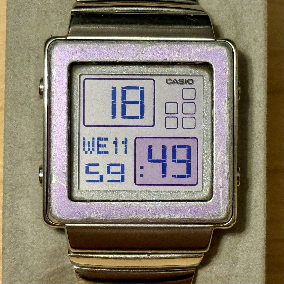 Casio Futurist LA-2000D Vintage Women's Digital Watch 2998 Casio Futurist LA-2000D Vintage Women's Digital Watch 2998