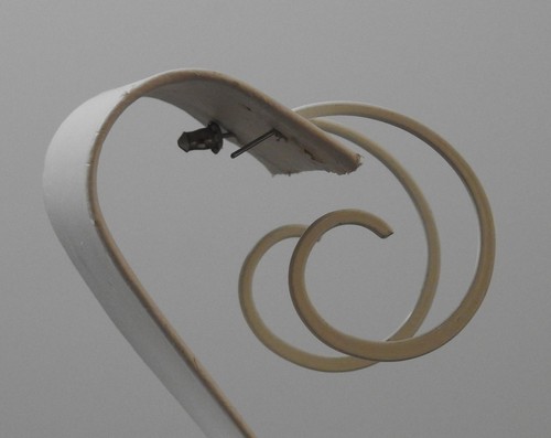 Pendientes perforados de poste vintage remolino blanco tono plateado de 1 3/4" de largo G6 - Imagen 2 de 6