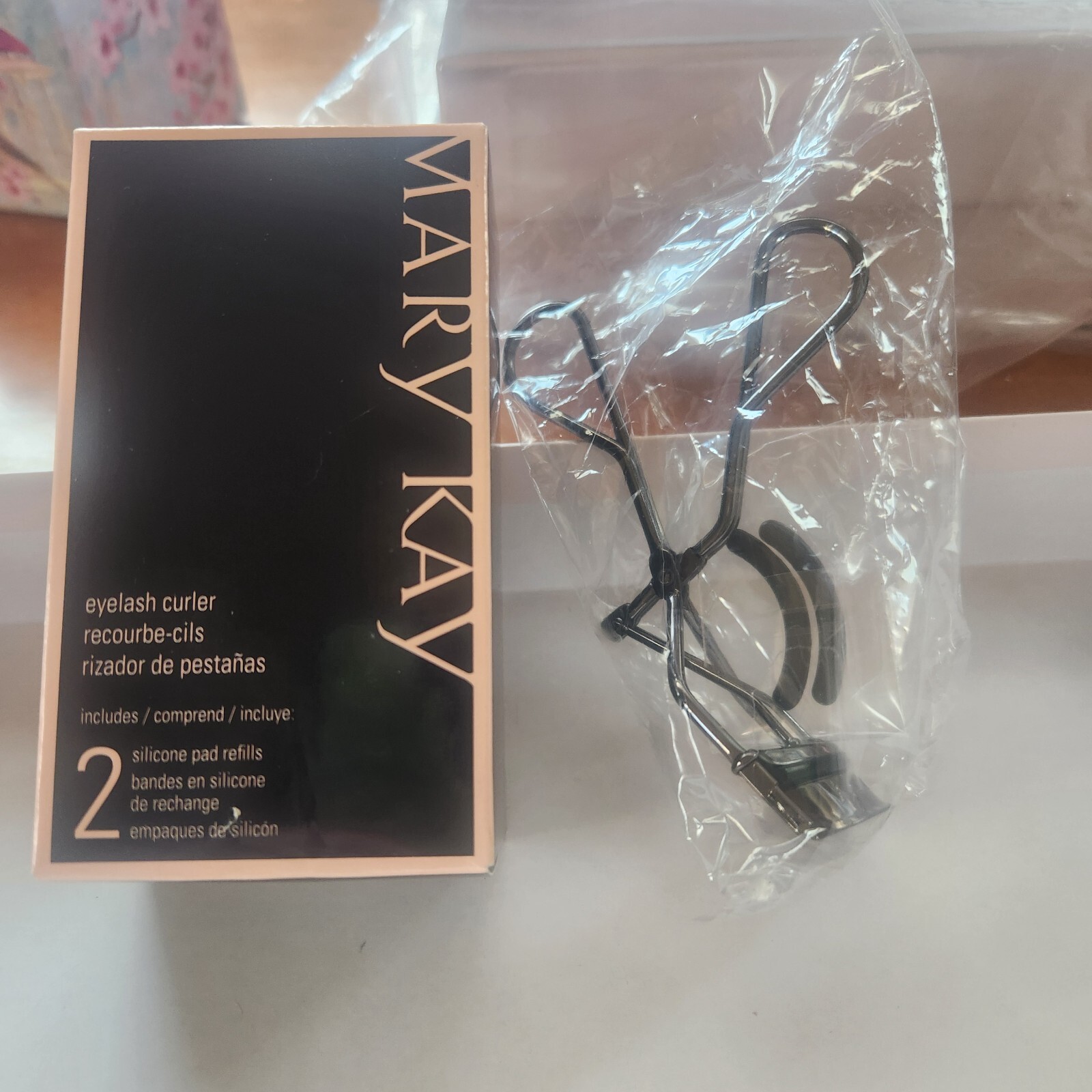 MARY KAY EYELASH CURLER WITH 2 SILICONE PAD REFILLS~114893~LIMITED EDITION!