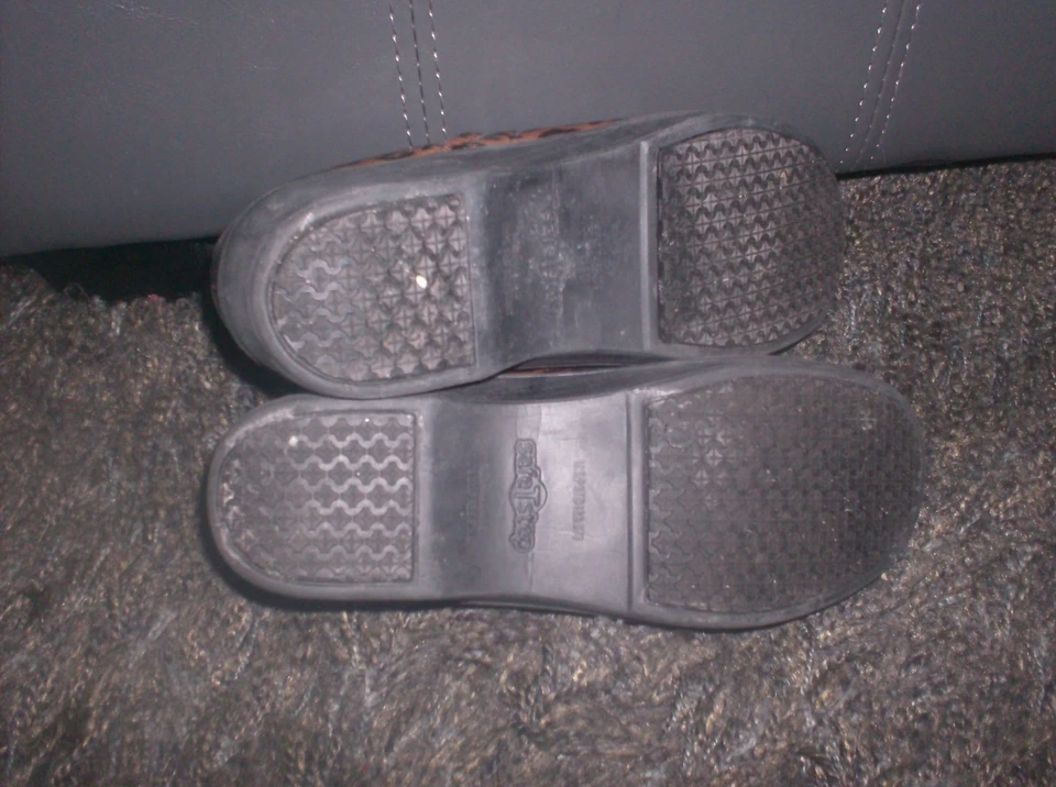 Zueco Safe T Step estampado de leopardo charol confort profesional talla 7,5 M Foto 2 de 3