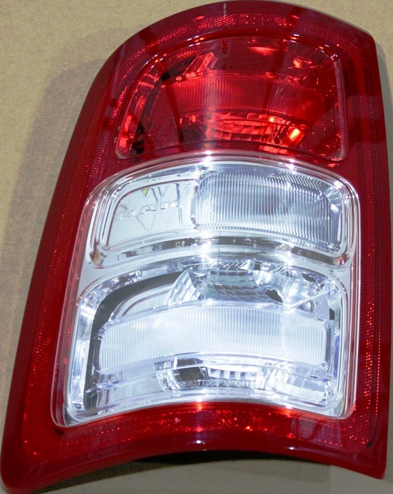 Luz trasera izquierda Dodge RAM 2500 19-24 68361715AE lámpara trasera lado del conductor OEM Foto 2 de 4