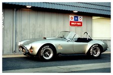 Insegna AC Cobra Shelby 427 replica argento auto in garage anni 90 foto d'epoca