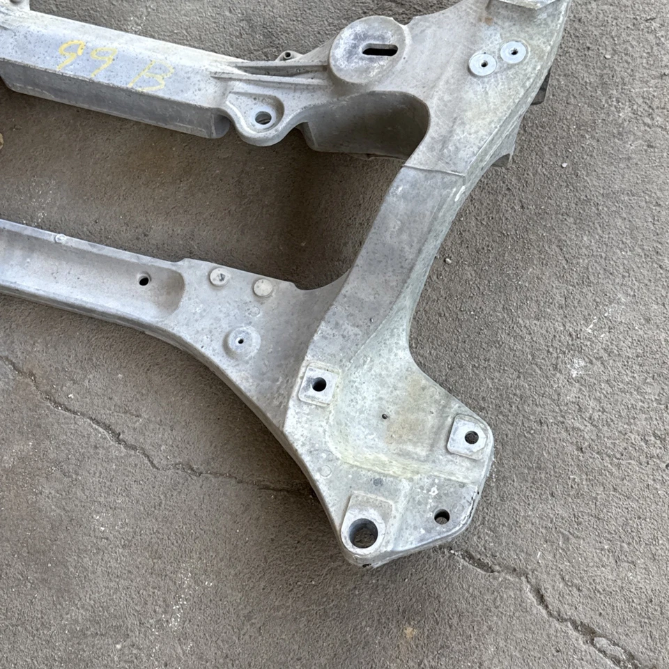 🔶08-13 Infiniti G37 3,7 L tracción trasera sedán suspensión delantera travesaño subchasis OEM Foto 2 de 4