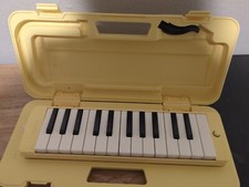Yamaha P25F 25-Note Pianica Keyboard Wind Instrument. Needs new hose. Works!!!