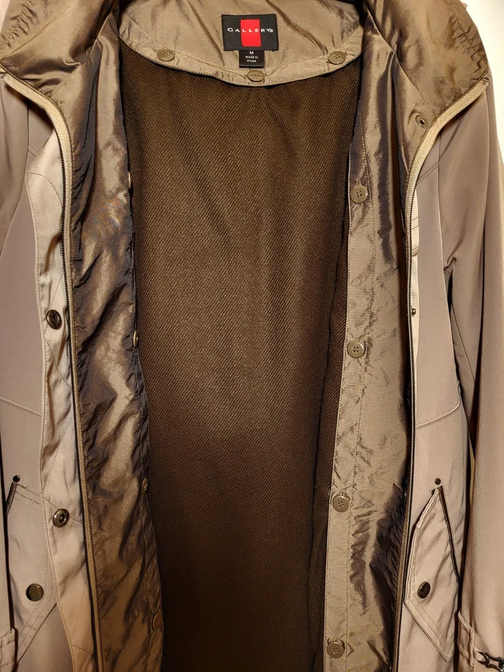 Impermeable Gallery Taupe con capucha y forro desmontables. Med. 2 bolsillos. 33" L. Nuevo Foto 3 de 4