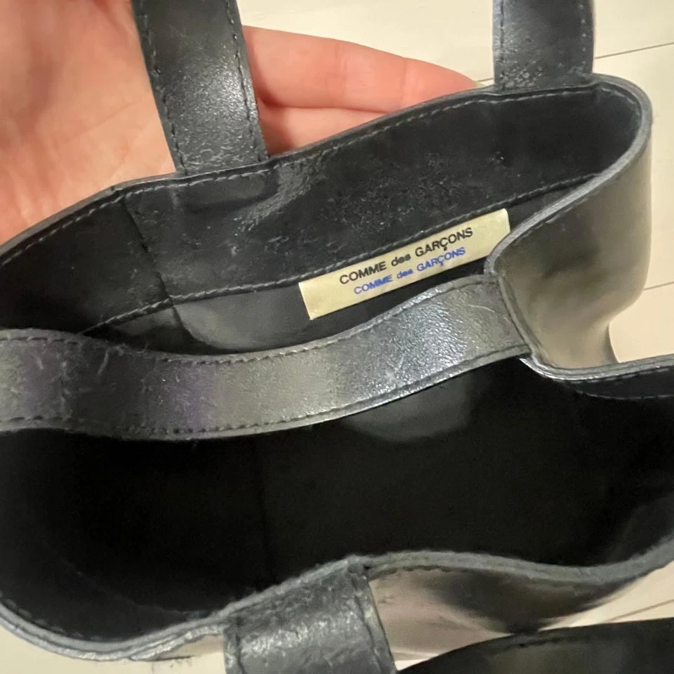 Bolsa de couro Comme Des Garcons pés de metal parte inferior preta vintage do Japão - Imagem 2 de 4