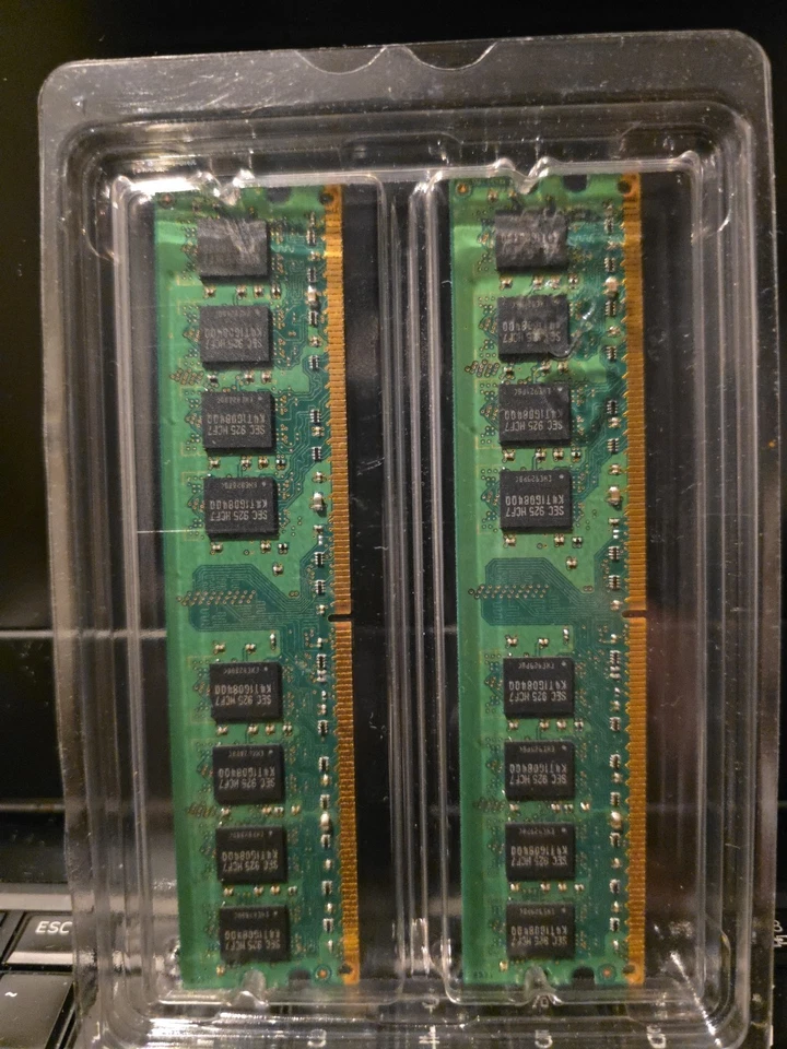 Samsung Crucial 4GB 2X 2GB DDR2 2RX8 PC2-6400U 800Mhz 240pin DIMM Desktop Memory - Image 2 of 4