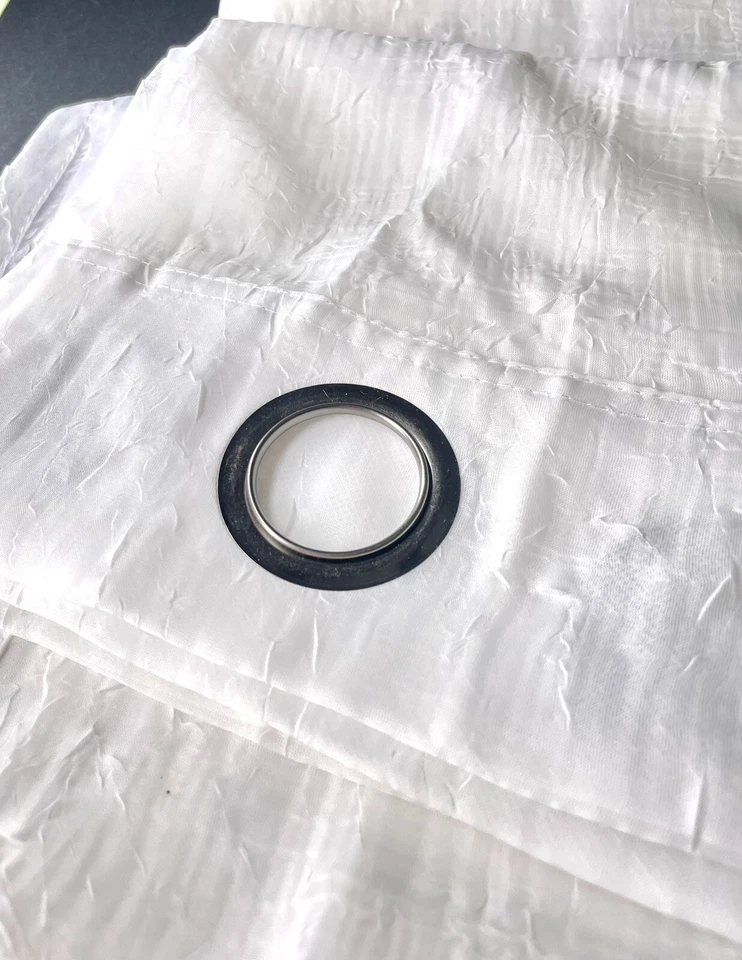 Dois painéis semi transparentes texturizados brancos 96” L X 50” W com ilhós de níquel escovado - Imagem 2 de 4