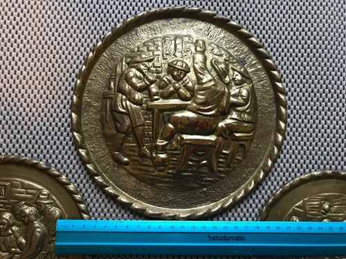 SET 3 VINTAGE BRASS WALL PLAQUES WALL HANGINGS 17TH CENTURY INN SCENES VGC - Picture 11 of 14