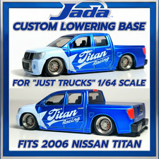 Jada 1/64 Just Trucks 2006 Nissan Titan impreso en 3D "DUB City" base descendente
