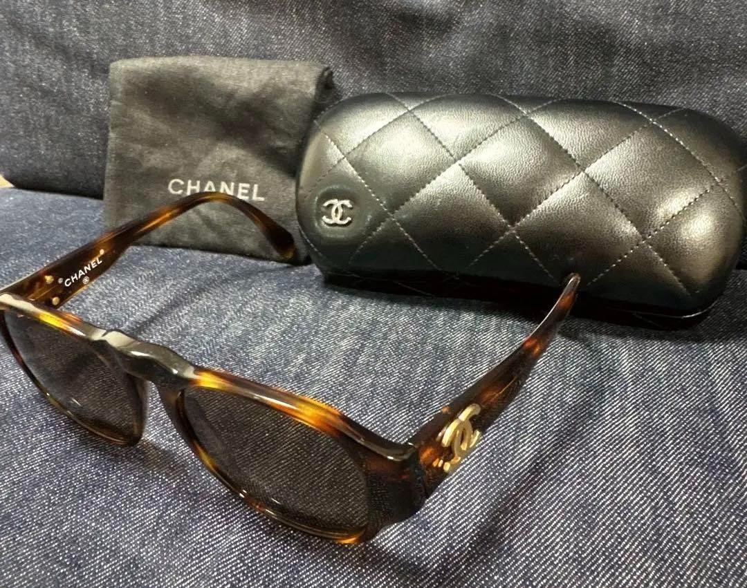CHANEL Brown Tortoiseshell Round Sunglasses with Coco Mark