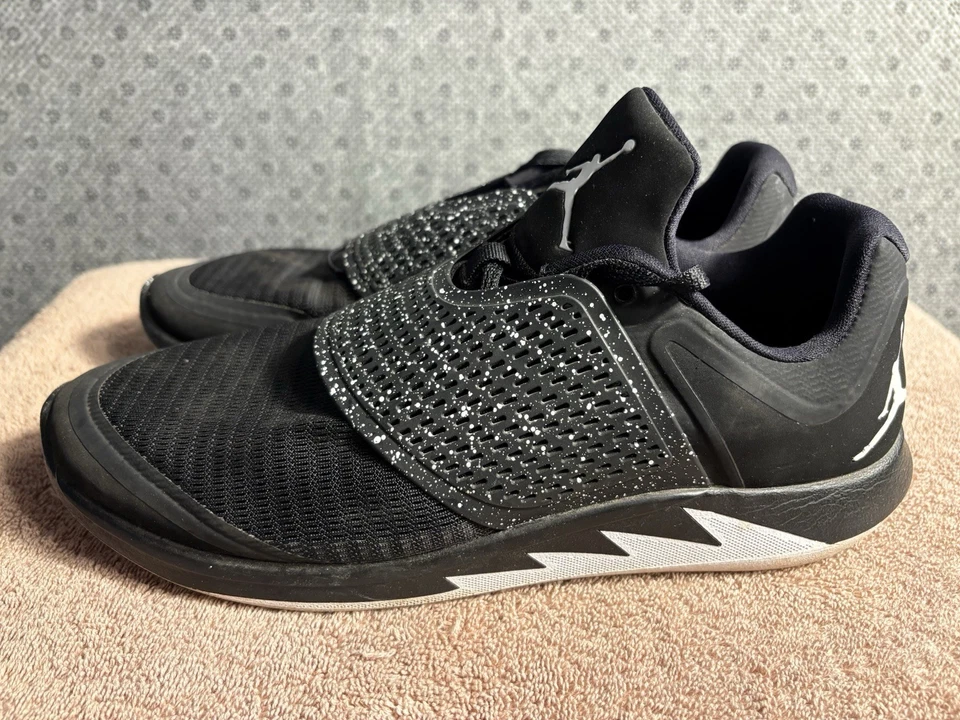 Tênis de basquete Jordan Grind 2 preto branco salpicado - AO9567-010 tamanho 10.5 baixo - Imagem 4 de 4