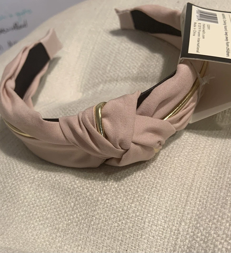 Diadema de tela anudada en rosa pastel con tubería dorada Foto 3 de 4