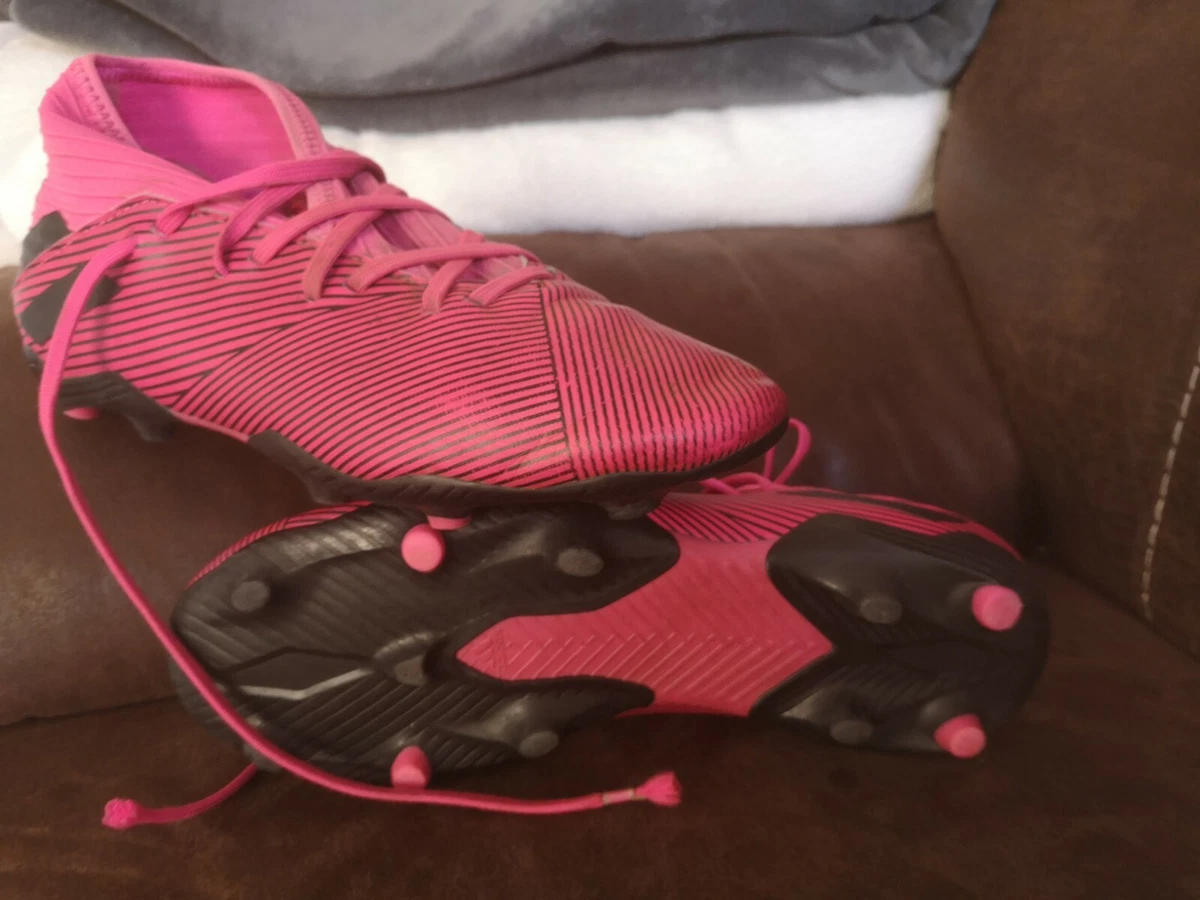 Pink messi deals boots