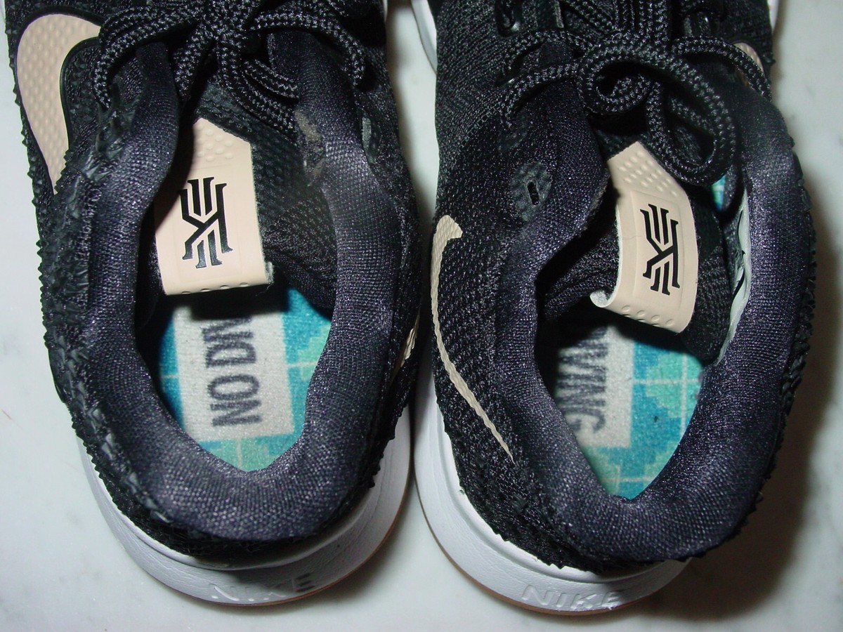 シューズ(男性用) Kyrie 3 'Badge of Honor'Basketball Shoes Buy Kyrie 3 GS 'Badge of Honor' - 859466 092 | GOAT