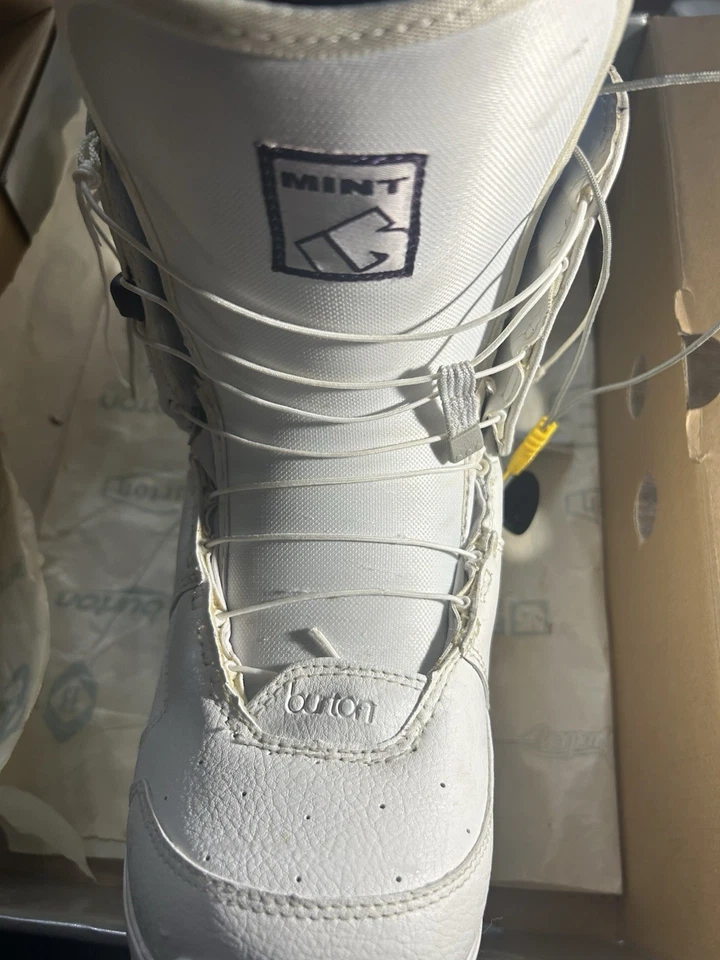 Beautiful “Burton Mint Ski  Boot” Size 7 White/Plum. Excellent Condition. - Image 3 of 4