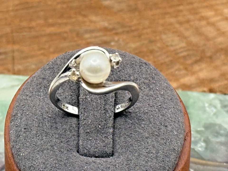 Anillo de cóctel vintage de diamantes y perlas de oro blanco macizo de 10 quilates talla 6,75--1836,25 Foto 2 de 4