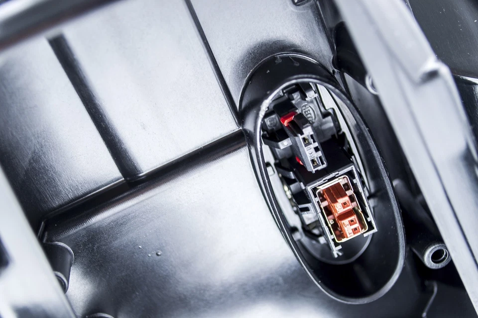 Conjunto de faros izquierdo Hella Lighting 009044531 para modelos BMW seleccionados 02-07 Foto 4 de 4