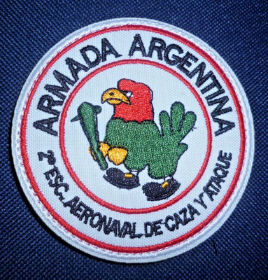 ARGENTINISCHE MARINEFLIEGEREI 2. ANGRIFFSGESCHWADER AUFNÄHER MIT HAKENRÜCKEN.
