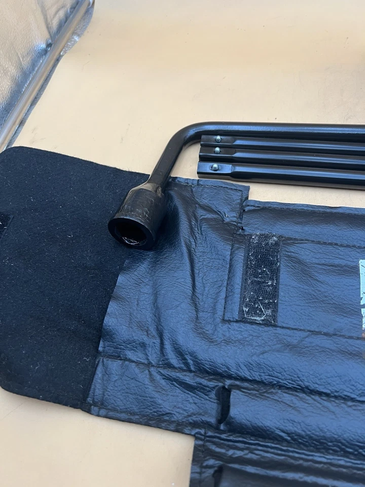 KIT GATO EMERGENCIA NEUMÁTICO REPUESTO SUPER DUTY FORD F250 F350 2014-2022 CON HERRAMIENTAS OEM Foto 3 de 4