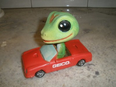 VINTAGE THE GEICO GECKO BOBBLEHEAD IN RED CAR