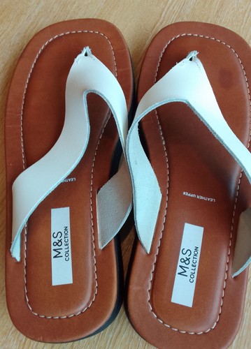 M & S SIZE 6 WHITE LEATHER TOEPOST SANDALS B186042525B315 - Picture 6 of 9