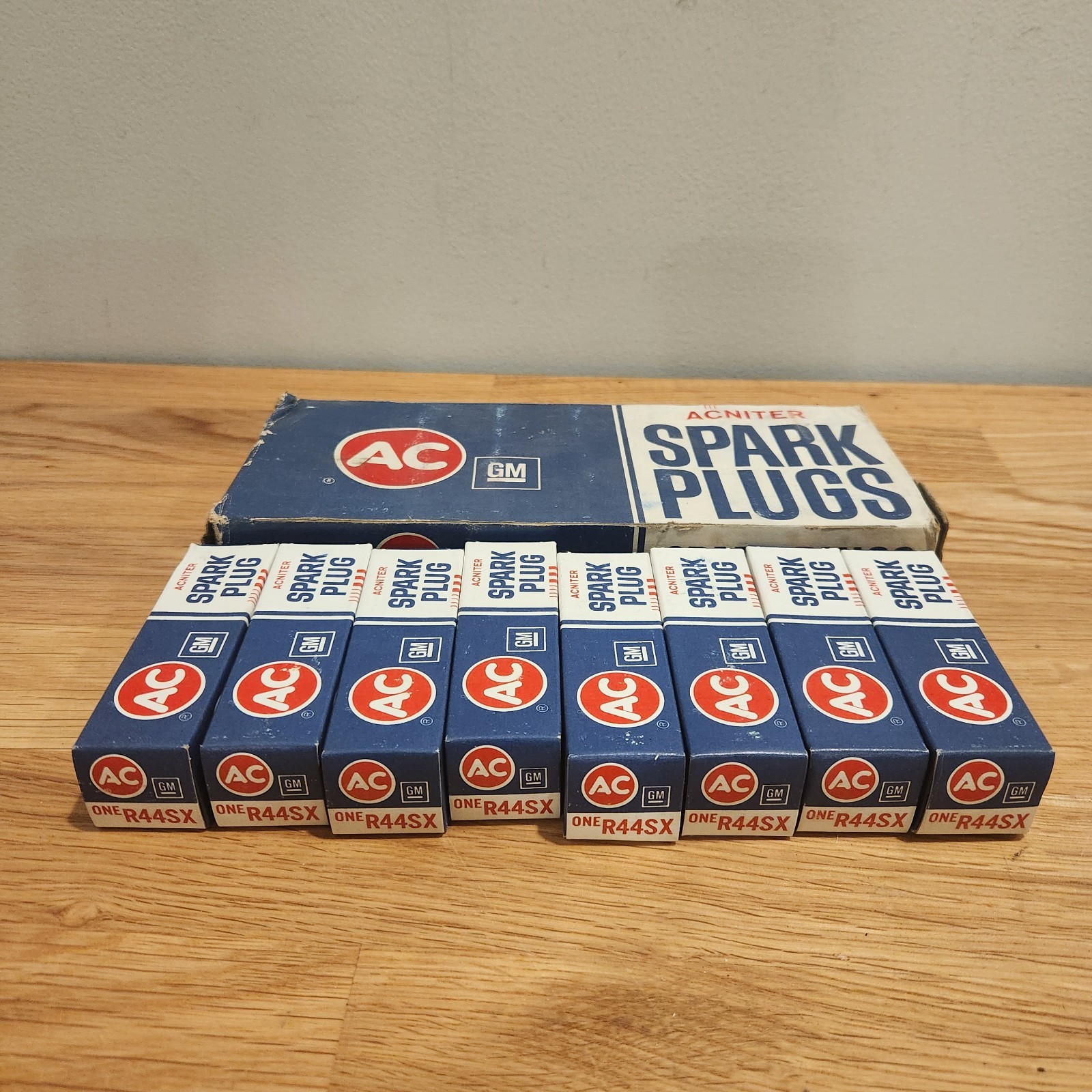 Lot of 8 AC Delco R44SX Spark Plugs-5613591-Genuine GM Parts-New Old Stock