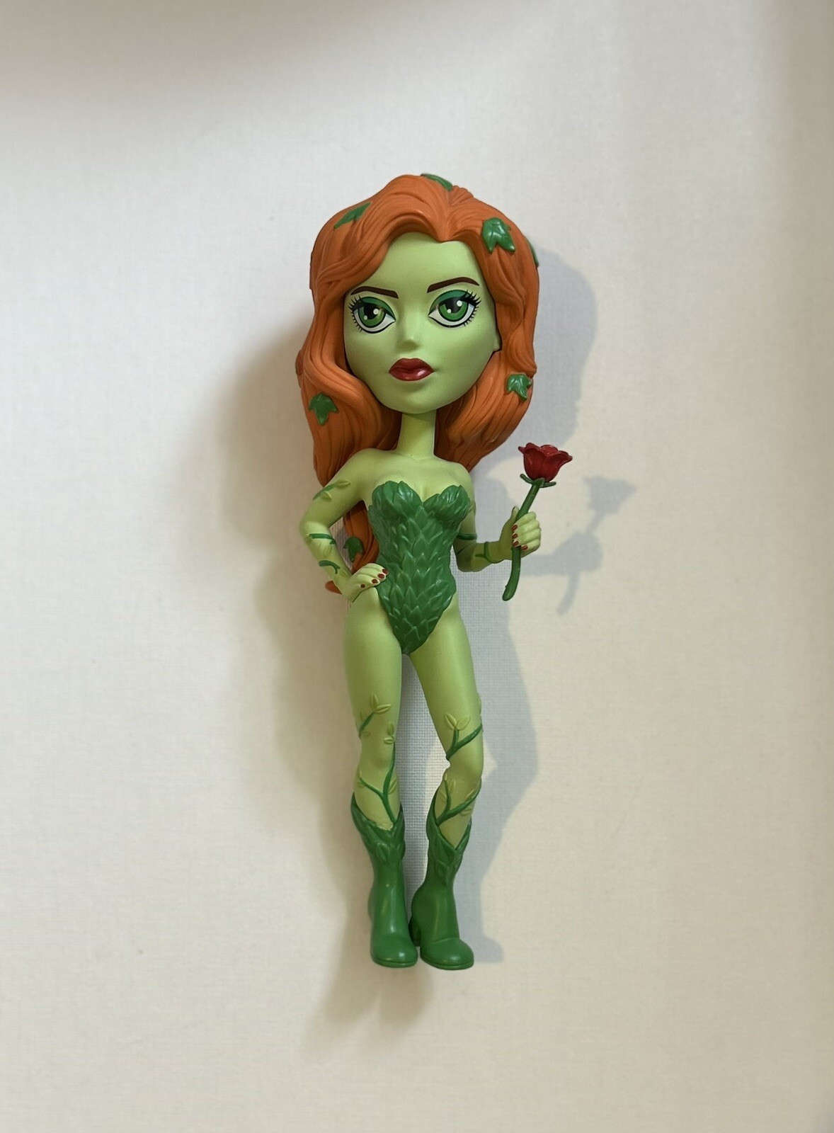 VINYL VIXENS DC COMICS POISON IVY COLLECTIBLE 9&rdquo; VINYL FIGURE