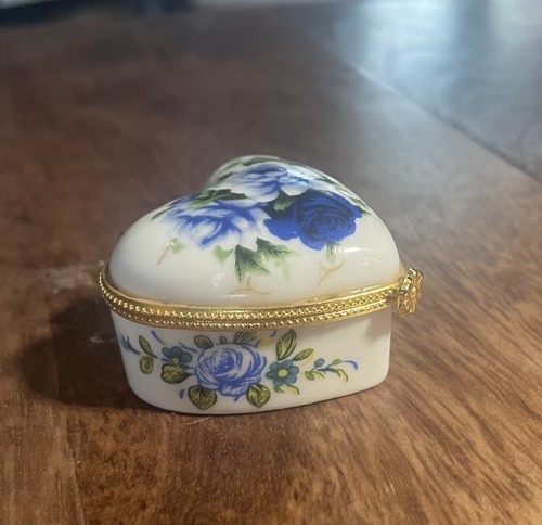heart with blue floral decor Hinged Trinket Box - Foto 4 di 5