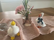 Osterdekoration : 2 Enten aus Keramik  und Ton , weß/gelb und weiß/dunkelgrün